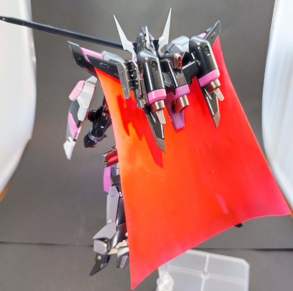 後ろから。 マントもミッチャクロン吹いてから蛍光レッドを塗ったのでUVライトで光ります。ろくにブンドドもできないし撮影のために動かしてたら真鍮線で補強してたのに右足首折れるしでもう散々です😭見てくださりありがとうございました。