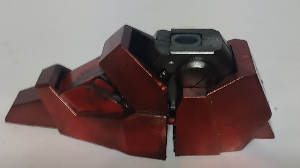 🎒 改造ポイント③：龍淵っぽさが漂うバックパック！バックパックには いくつかのパーツを組み合わせてカスタム！🔸 元々のバックパックを切り取り🔸 F90ミッションパックを追加🔸 テルティウムアームズのパーツを流用🔸 30MMのパーツも組み込んで調整これらの組み合わせにより…「羽っぽく見えつつ、武器としても成立するデザイン」に！🦅⚔結果、 めちゃくちゃカッコいいシルエット に仕上がりました！(笑)