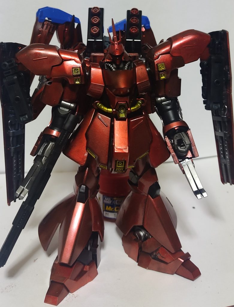 🛠 制作の道のり 〜短期決戦の代償！？〜正直、なかなかアイデアが浮かばずに苦戦していたんですが…💦いざ決まったら2週間で一気に完成！まさに 電撃戦⚡️高速組み上げ！しかし、その結果…細部に粗が！？ でも、ここは 「歴戦の証」 ってことでOK！😎✨戦場を駆け抜けた機体に 完璧な装甲なんて必要なし！むしろ この無骨さがカッコいい んです！(笑)⚔ ベースはサザビー！でも…変形はしません(笑)ベースは サザビー！ ですが、今回は パーツの追加をメイン にしているので、 変形機構は未搭載！😅（でも 「後の派生で“改”として変形できるようにする」 という妄想はバッチリ膨らませてますw）使用したのは プレバンのF90ミッションパック！本来は MG用のパーツ ですが、 HGサザビーにピッタリのサイズ だったので採用！「買ったはいいけど、どう活かそう…？」と悩んでいたパーツが 今回の改造にピッタリ で、 時間短縮＆無駄なく消化できて大満足！(笑)