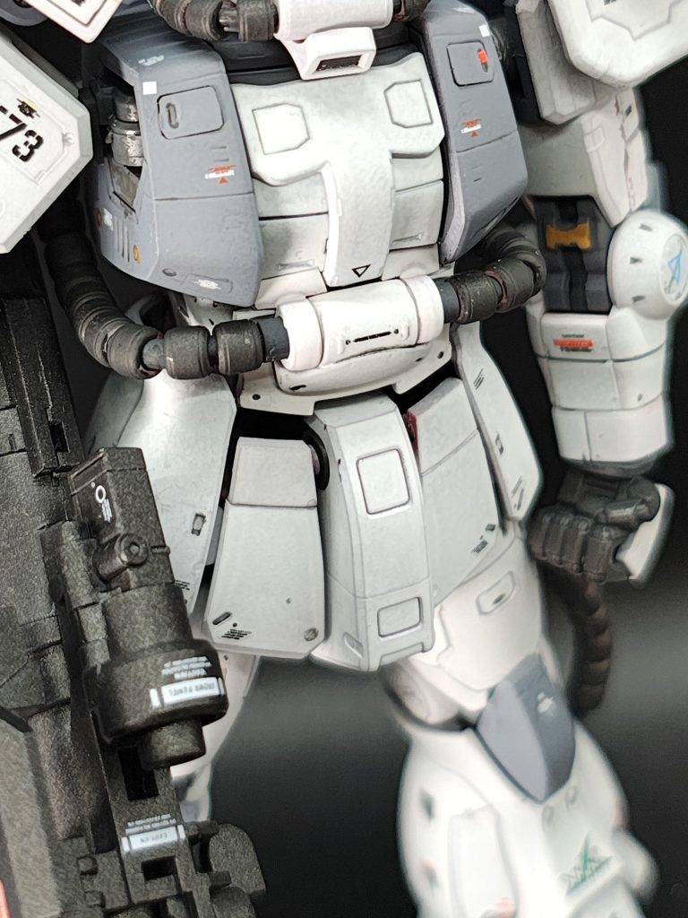 シン・マツナガの乗るMS-06Sは肩だけホワイトのはずですが、全身ホワイトで作りました。