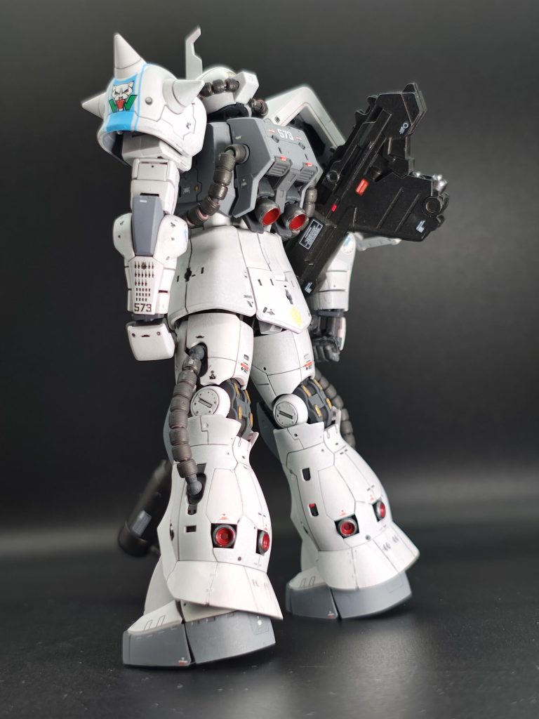 元のキットに私の技術が追いつかず、組み立てるのにとても苦労しました。頭部のパイプも知らないうちに外れてます。。。orz