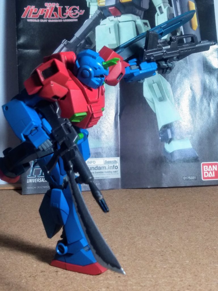 と!イウ様な経緯で🤨?パイロットは『アルカード大尉』です🤔彼の戦闘スタイルは 「右手に銃剣付きビームライフル。左手はサブ・マシンガン」が通常装備 😤💨カラーリングは赤と青とイウ「UP主」泣かせな連邦サイドの主人公 😅サイケ カラーハ ヤリズライ💦嵐の様に荒れ狂い闘う姿から『テンペスト』の異名が誰からともなくつけられました⚡🌀☔「「「ジオン絶対コ〇スマン」」」な彼は元ジオン軍のウルトラACE『ザッパー』に根強い怨みを抱いております 😫