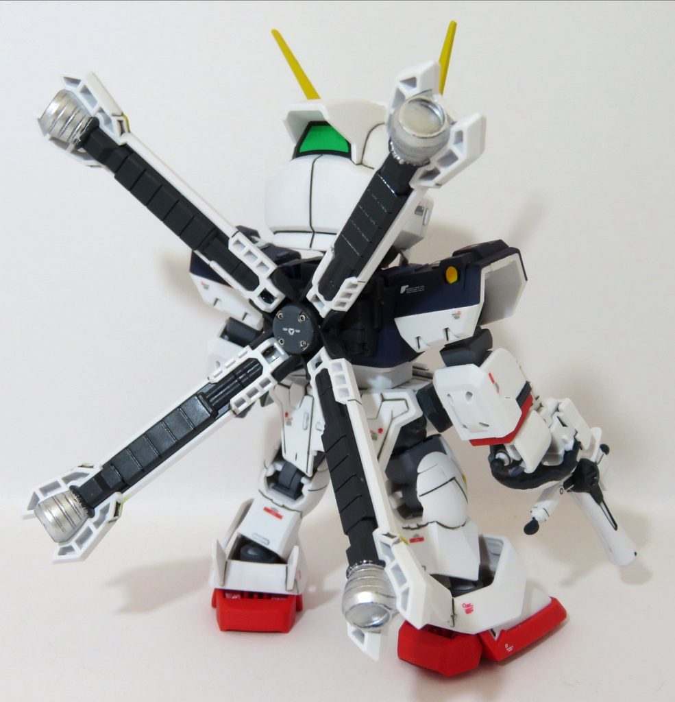 BANDAIのカスタマイズマテリアルとプラ板で少々ディテールアップ。V字アンテナとアンクルガードの後ろの羽をシャープ化。