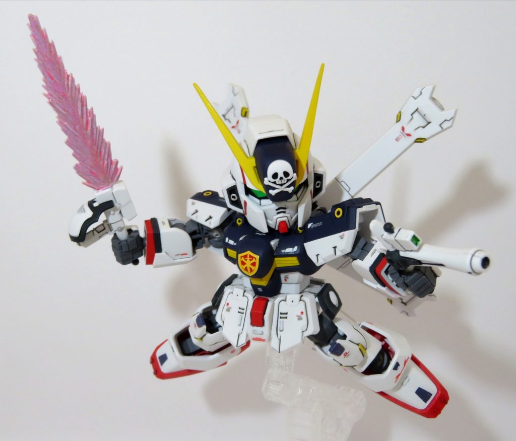 ビームザンバーのエフェクトパーツは真っ白だったので、試しにガンダムマーカートランザムホロレッドで塗装。