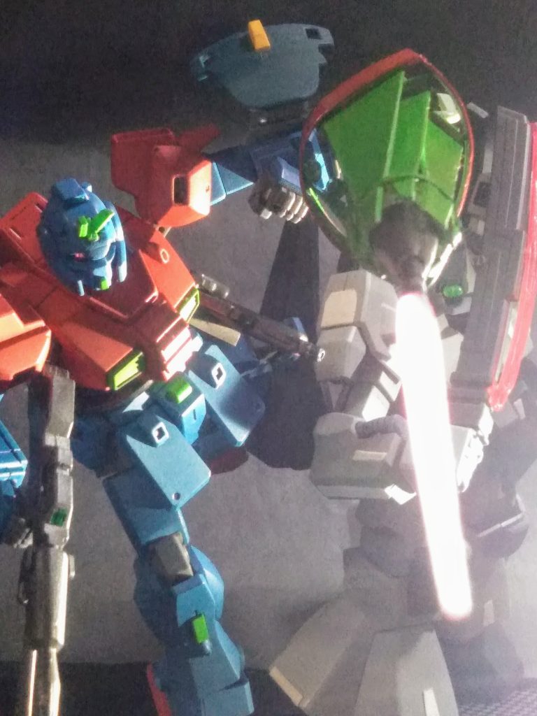 「ゼータの時期」に成るとビーム砲口とサーベルが兼用となって来ます 🤔ヨッテ!此方も突撃槍として機能 😁💨ドヤッ当然!防御展開でもビーム発振は出来ますが、絵面的にアレなんで今回はナシの方向で 😋フウ😌💨此にて『長モノ武装絶対信者』の為の布教活動も完了です❗ 👍😆🎶🎶🎶 こんな感じでグタグダ!だらっト!!実行です😤💨💨 『ネモ』はゼータ世界のジムポジだけあって、カッコいいシーンが思い付きません (´д`|||)なので『ぐだぐだ再現shot』もナンじゃこりゃですね σ(^_^;)?イツモカしかし、そんな内情とは裏腹にキットのクオリティは抜群に良好です(UP主基準)(* ´ ▽ ` *)ノ やっぱり『量産型』は萌える💕ヾ(●´ω`●)💘