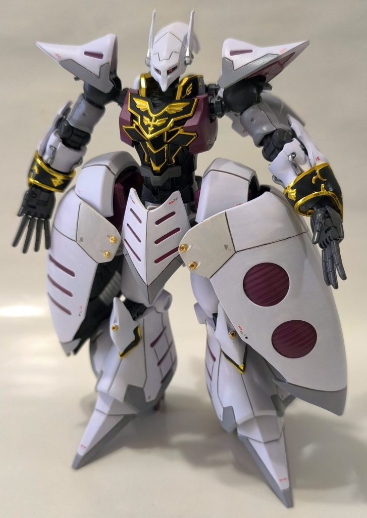 バインダーを閉じた状態の立ち姿。腰回りが広がったせいで、気をつけ!の姿勢ができません。