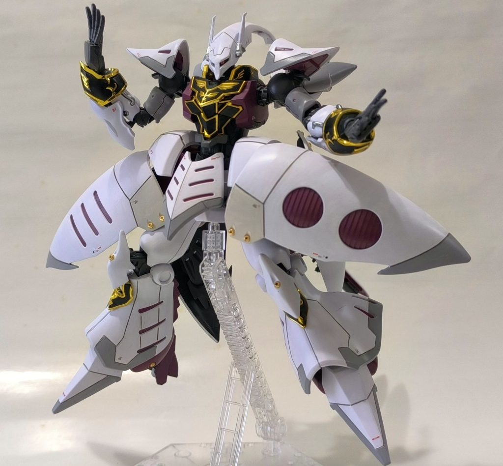 バインダーは面積が広すぎてのっぺりとした感じがあったので、下端をカットして鋭角面を出し、付け根の部分はスジボリで分割形状にすることで大きくシルエットの変更を行いました。また、脚部もスジボリを行い、デティール追加しています。肩アーマーは、キュベレイの膝あてを移植しています。ただ、肩の関節丸出しで何にも保護できていませんが。