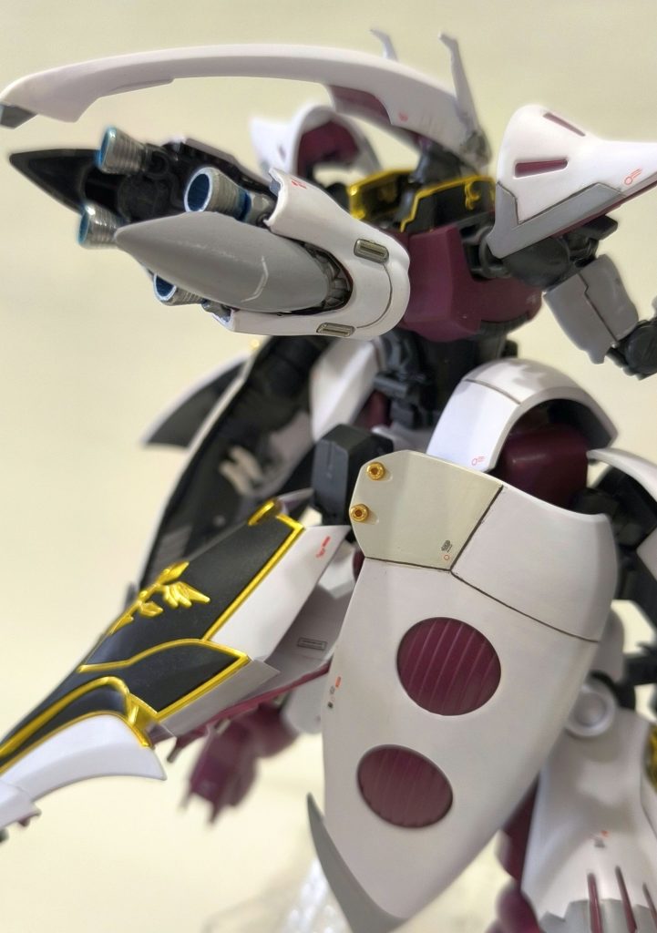 背面のブースターは、シナンジュの腰パーツをそのまま転用しています。また、各部小型スラスターの位置には、前作のケンプファー(https://gumpla.jp/hg/2264718)で味を占めた100均のメタルビーズを追加しています。