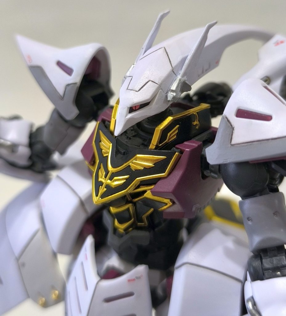 バストアップ。頭部はスジボリ追加に加え、口周りを削り込んでより”キツネっぽい” 感じに仕上げています。また、耳替わりにアンテナを左右に追加しています。エングレービングは金メッキでちょっとピカピカし過ぎていたのですが、艶消クリアを吹くと落ち着いた色合いになりました。