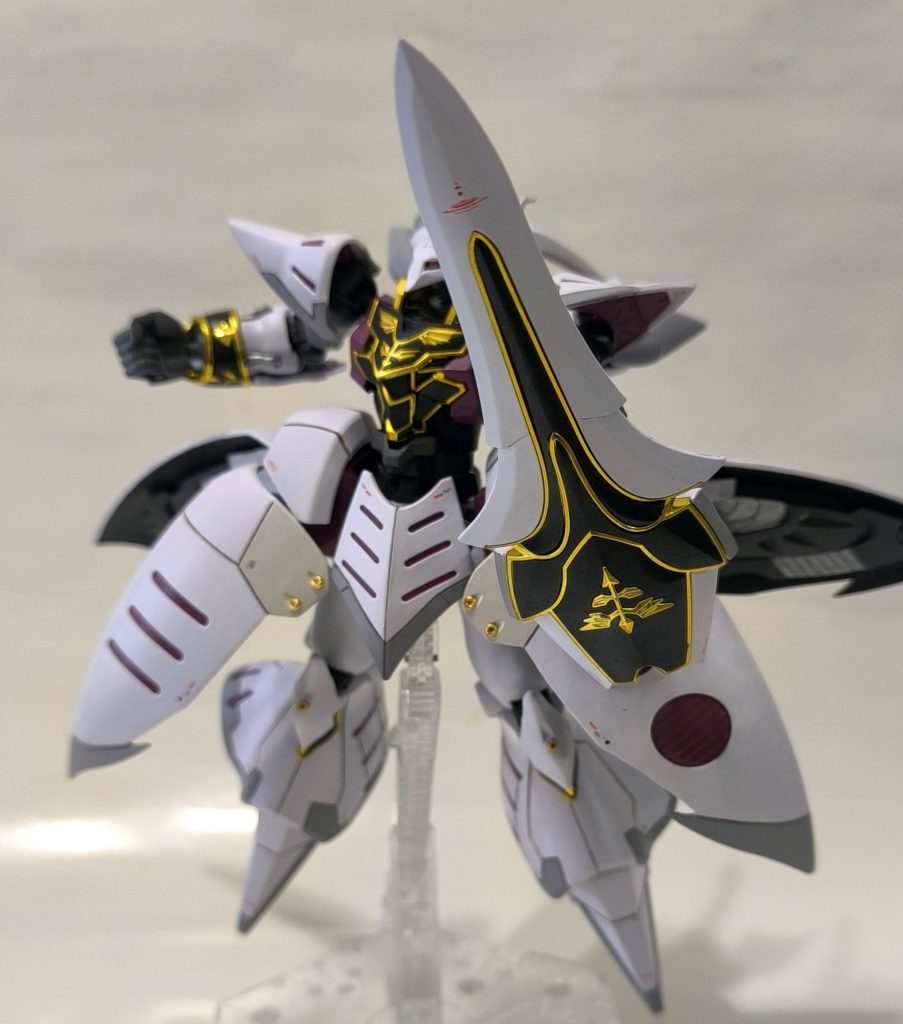 テール部分にマウントされていたシールドは着脱可能ですので、腕に装備させることもできます。