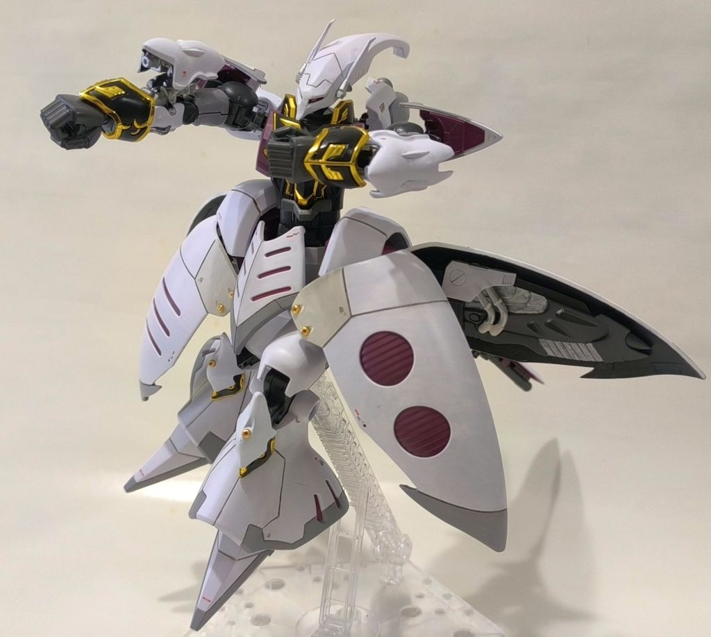 腕部ビームガン発射時。RGシナンジュのギミックとして、ビームトンファーが展開できるようなスライド機構があります。そのままだとキュベレイのビームサーベルの口径に合わないので、ちょっと改造してキュベレイのビームサーベル/ビームガンの口にしています。