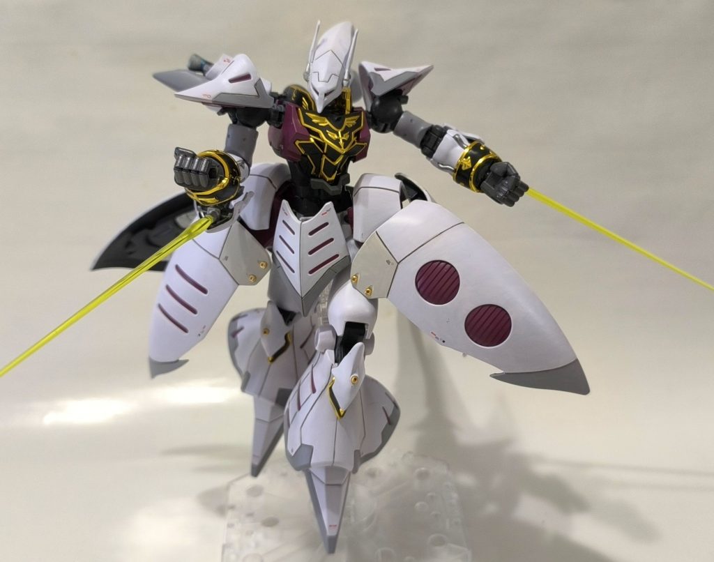 ビームトンファーでの格闘形態。「このキュベレイをなめてもらっては困る!」