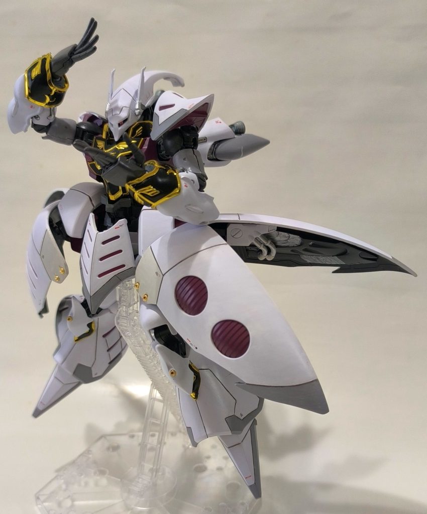 HGキュベレイの平手パーツは4指が一体成型なのですが、指の間をつないでいる成型パーツを切断すると、それぞれ独立して動かせるようになります。そうすると手でかなり表情が出せるようになります。いじっていて思ったのが、なんかジョジョのスタンドっぽくね…?ということ。具体的にはキラークイーンっぽい…。なので、ジョジョ立ちがなじむ!実になじむぞ!