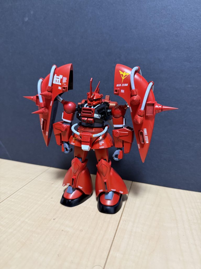 開発背景:当時、アナハイムエレクトロニクス社は今後のMSにはファンネルやインコムが標準装備されることになるだろうと考えていた。そこで、ファンネルの発展型であるファンネルミサイルを搭載している。本機の特徴的な両腕部のバインダーのスパイク部はそのままファンネルミサイルとして射出可能。操作方法リゲルグとほぼ同じ。そのため、アクシズ出身のネオ・ジオン兵は本機への機種転換は容易である。