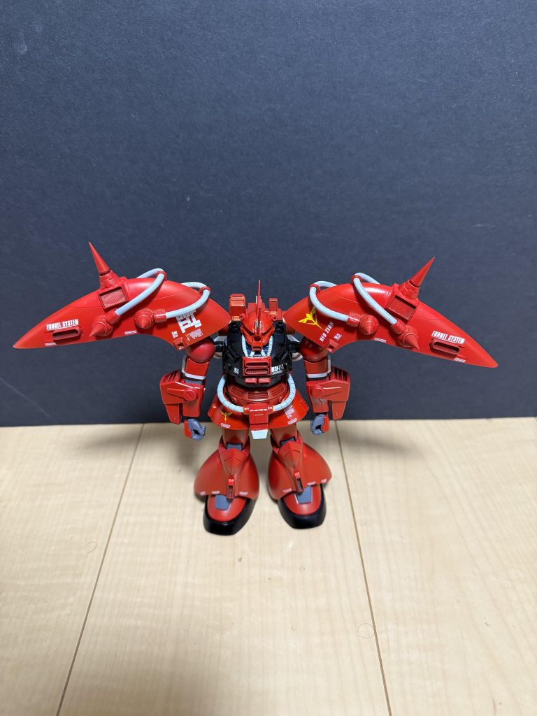 機体解説:両腕のバインダーはリゲルグのように展開し、ファンネルミサイルの射角を広げることが可能。