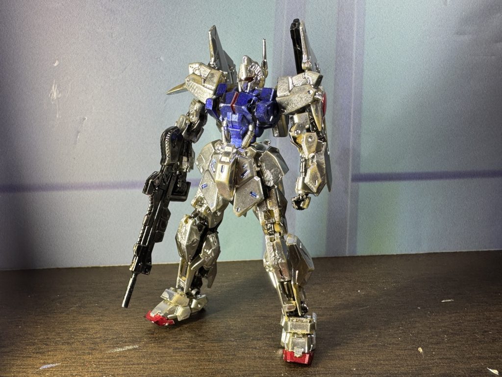 雰囲気は好きなんです。雰囲気は。。こんな小さいのに噂のシルバー塗装して組み立て時に指紋ベタベタでどうしようもないので泣ゴム手袋して組み立てと塗装して家族に白い目で見られることも発生。なかなかな絶望感ミニチュア制作練習として、ピンセット組み立てと爪楊枝塗装の重要性に気付かされました！