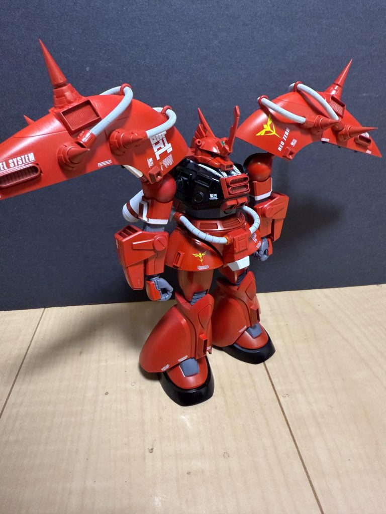 機体解説:頭部にはファンネルミサイル誘導用サイコミュデバイスを搭載。また、偵察機としてレーダーを一新されている。【参考】歴代偵察MSの有効センサー範囲ボリノークサーマン 11,000mアイザック 26,000m本機 28,000m胴体フロント部に冷却システムを増設しジェネレータのエネルギー効率を見直している。腰部前方には大型バーニアを新たに増設。