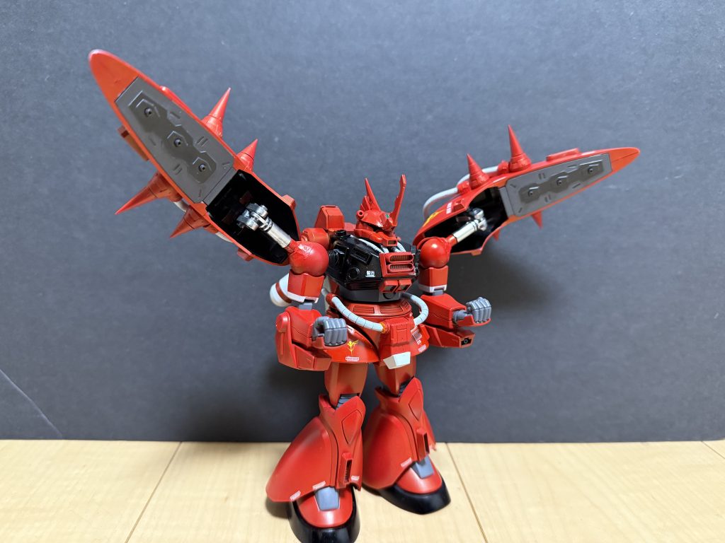 機体解説:両腕部のシールド内には3連装ビーム砲を内臓。