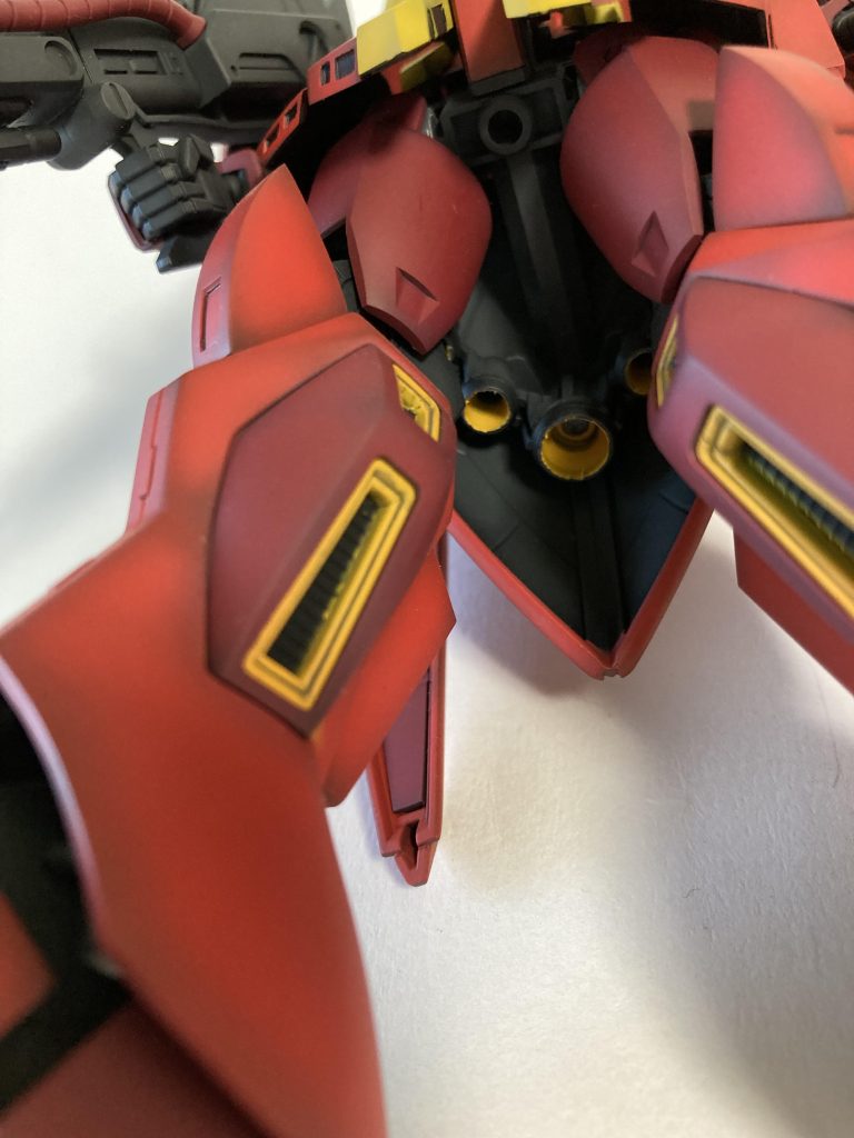 脹脛のスラスターは、くり抜いてからディティール入りのプラ板をはめ込み