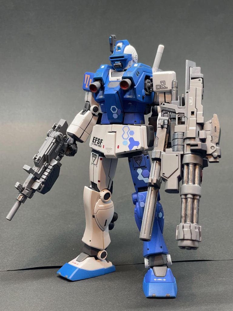 ライトアーマーなのに装備モリモリです😄装備荷重が左に偏っていますので、着地の衝撃で左脚がすぐにダメになります😆脚部には余剰パーツのスラスターを取り付けました😁