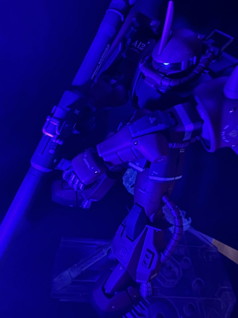 部屋を暗くしてブラックライトを下から照らしてのバズーカを打ち下ろし。戦艦を沈めてる雰囲気で。