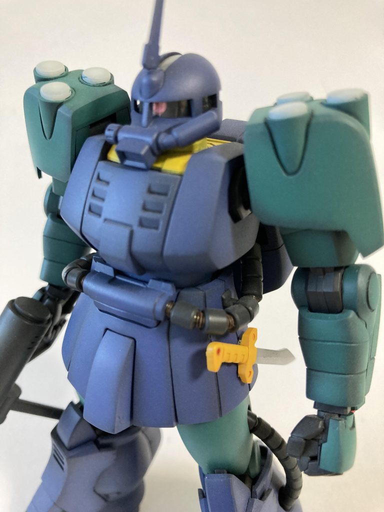 戦闘用ではなく、船外活動の際にはきっとナイフ等が無いと不便ですよね？って感じで追加しました