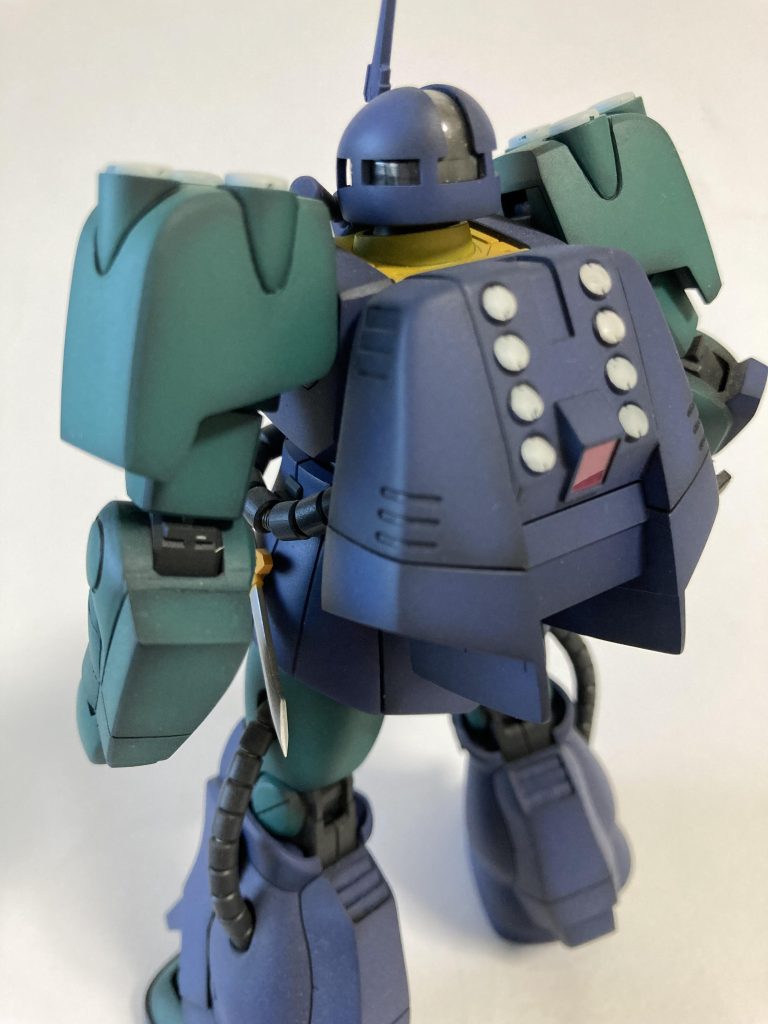 透明なモノアイカバーは裏側まで一体成形です