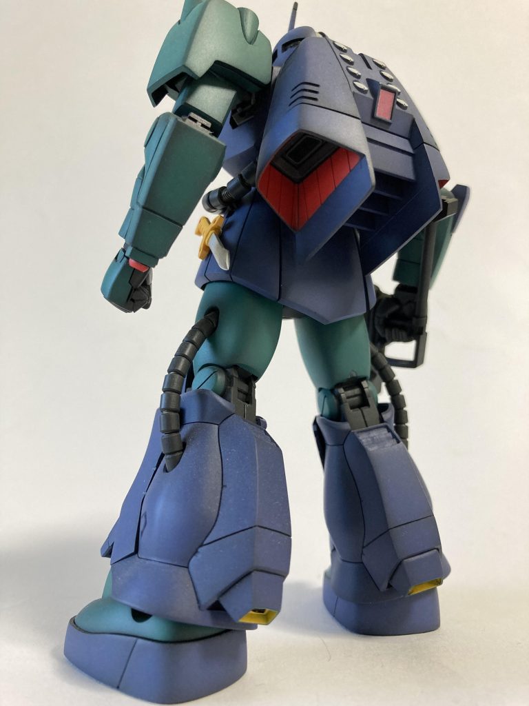 バックパックのピンクのセンサーはメッサーラの目にも使った透明プラ板+クリアレッド+シルバーを両面テープで貼りました