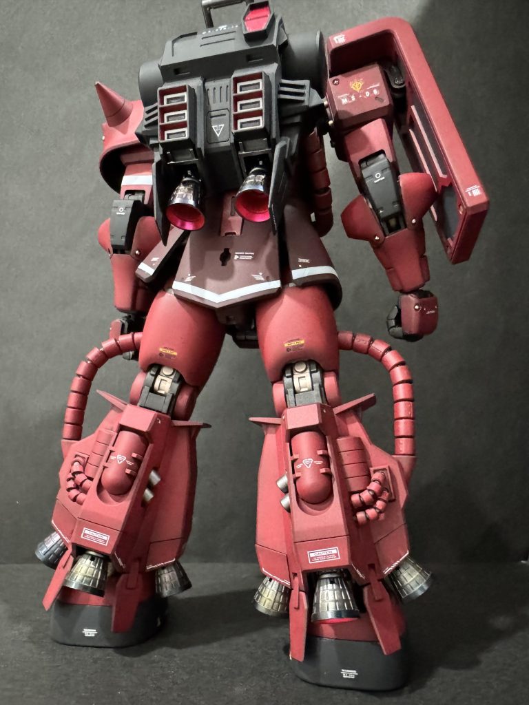 バックショット。高機動型ザクⅡといえばこの背面。少年時代の高揚感が蘇るメカメカしい後ろ姿、たまらんですね。ただでさえ早かったシャアザクが機動力全振りで通常の何倍のスピードになるんでしょうかね。
