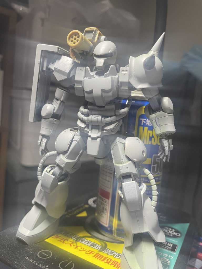 最初は写真のようにザクの頭を少し削り過ぎた為にバランスがおかしくなったのでHGUCのシャアザクの頭を使って作り直しました。