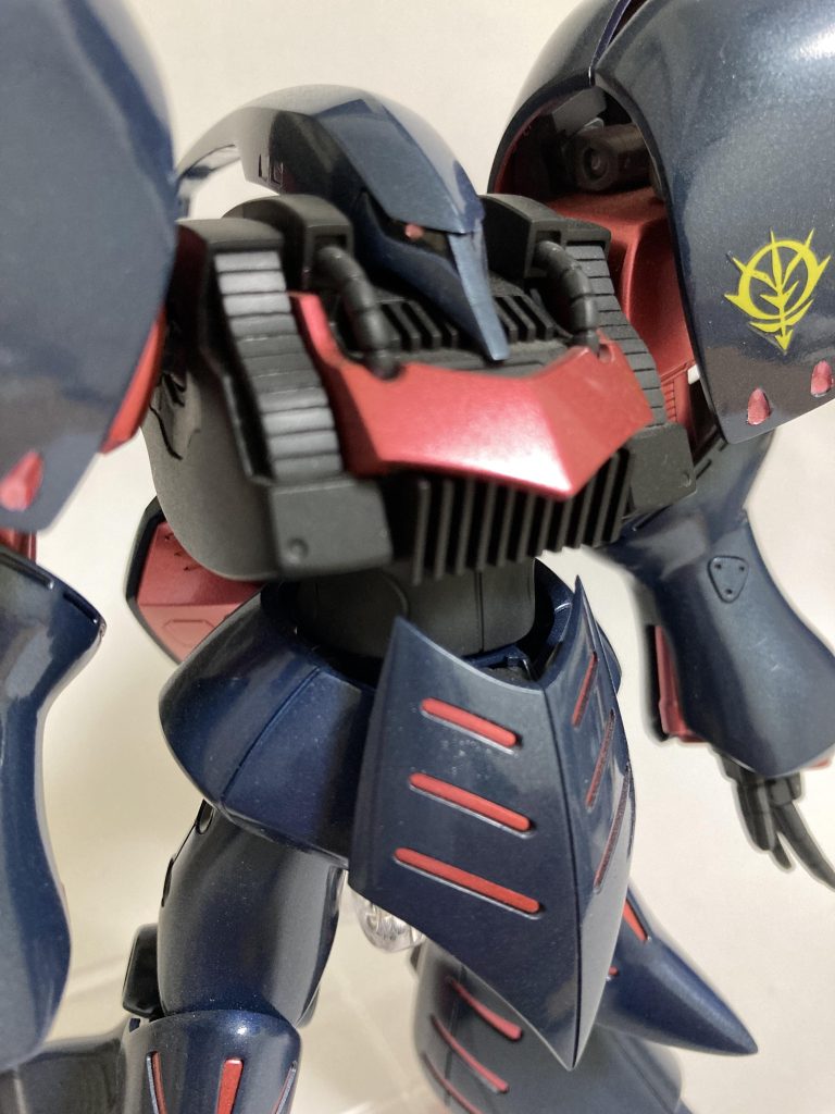 左肩のジオンマークも手持ちのシールを使用もう少し大きい方が良かったかも…