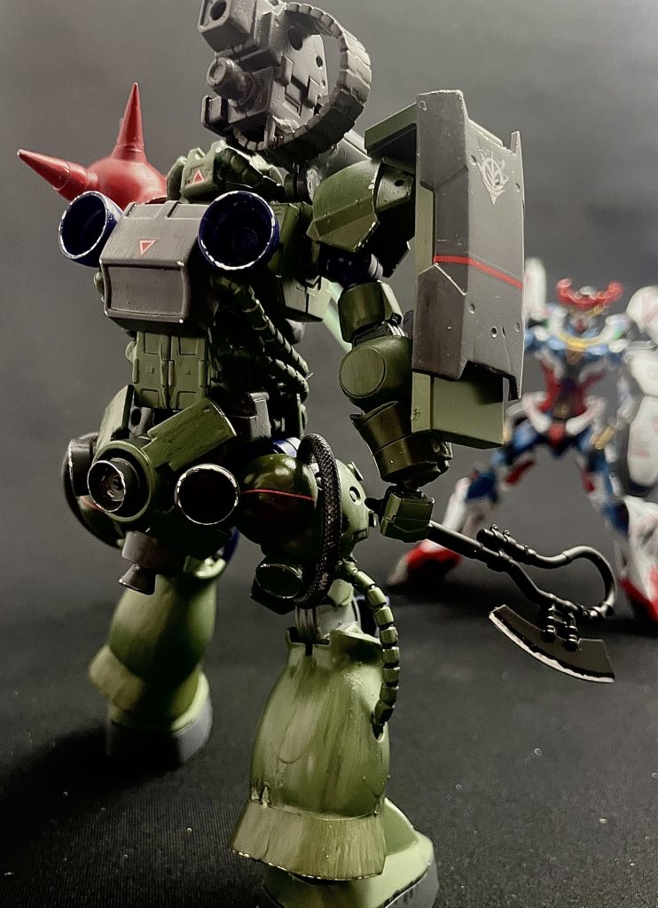 背面。機動性を強化する為に大型スラスターを複数使用。 