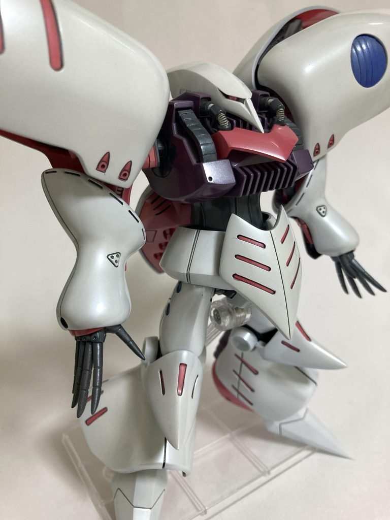 キュベレイ系は腕を上げると肩バインダーごと動くため、肩に開閉ギミックを仕込んでいます