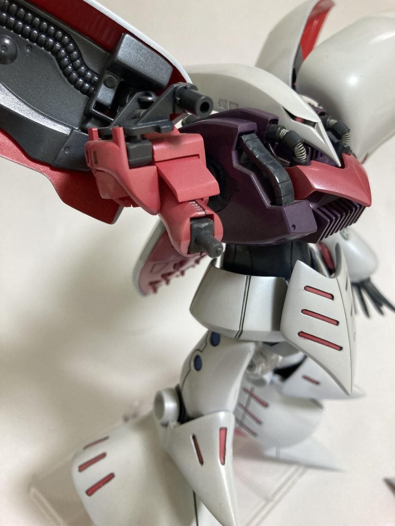 こんな感じで肩アーマーが開閉するため、腕を上げてもバインダーが裏返しにならない