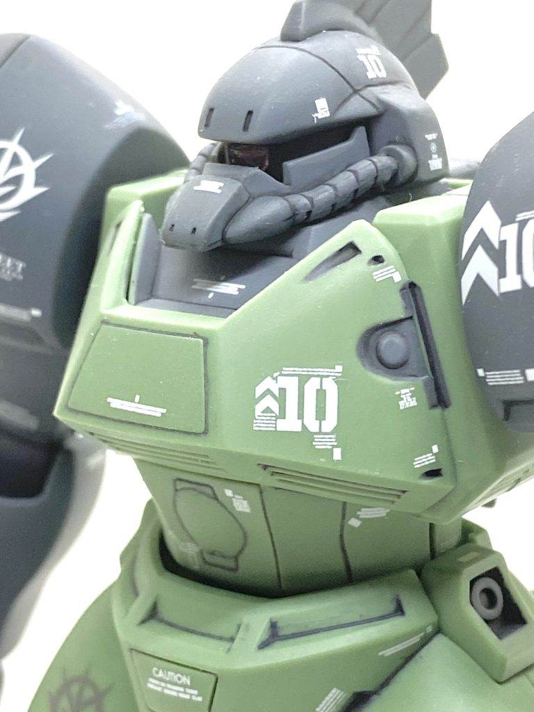 作ってみますと緑の成型色は思った程に悪くなく、塗装せずそのまま使う事にしましたが多少は玩具ぽく見えるので首周りや胸、スカート部前後のディテールなどは(ガイア)メカサフライトで広い面はエアブラシ、狭い部分は筆で塗り分けました。特に首周りと股間部はグレーにしますと一気に玩具ぽくなくなります。