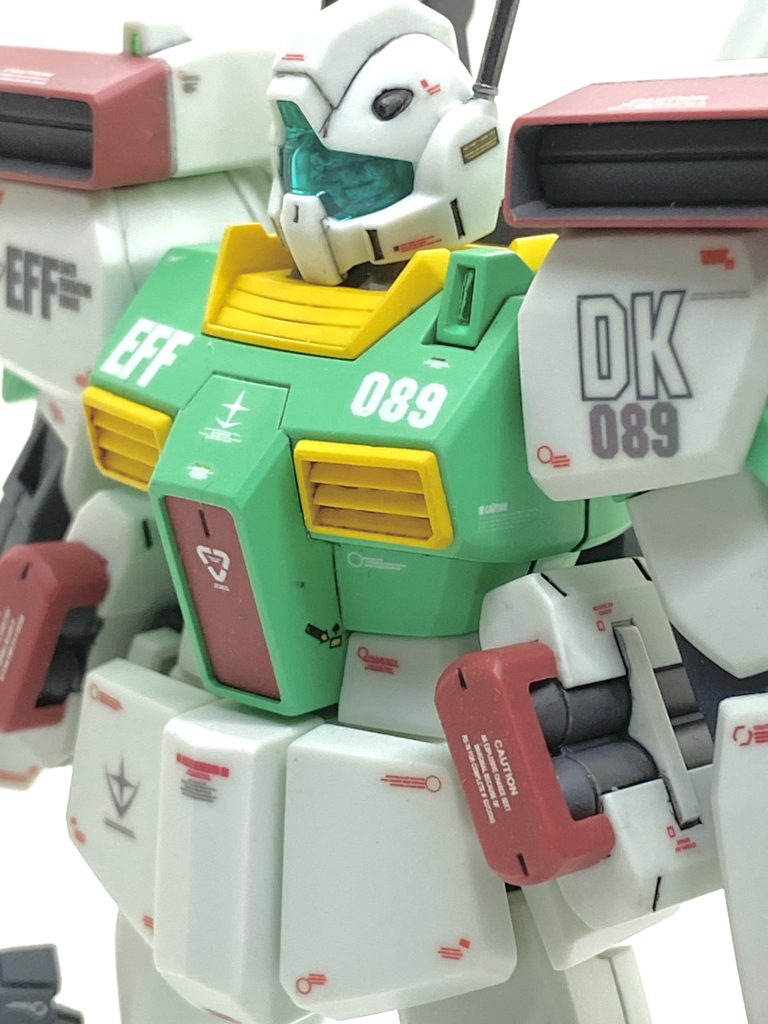 ジムⅢのボディやスリッパの緑は前から「鮮やかな緑の方が絶対に似合う」とずっと思っていましたから、ガイアカラーのエメラルドグリーンを前から買っていました。その時が来てエアブラシで吹いてみますと・・・サフを吹かなくても素晴らしい発色で二回でこの色合いになりました。白の部分や関節なんかは成型色ですがスムースクリアーを吹けばまるで全塗装したような色合いになるので楽が出来ます。膝や太腿脇や肩のスラスターの赤はマスキングしてエアブラシで吹いています。