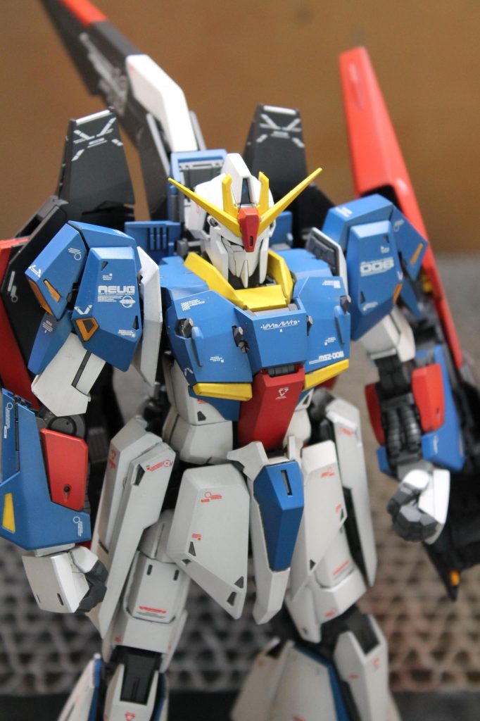 Zはいろんな角度によって優しく見えたり、どっしりと見えたり、鋭く見えたりして撮影のし甲斐がありますね。イングラムやザクみたいな面白味があります。