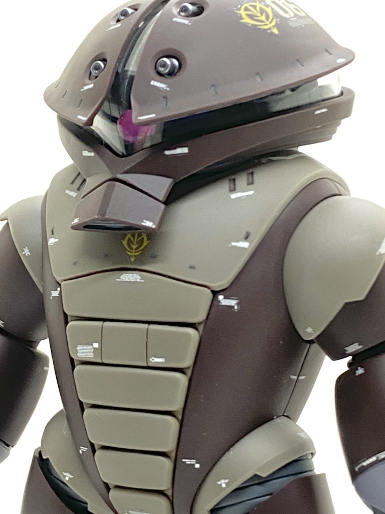 内部フレームがあって詰まっている為にゴックやズゴックに比べるとズシリとした重さがあり、良い感じです。ただフレームがABSなので硬い箇所が多数あり、自分のは右腕が外そうとした際に引き千切れてしまい接着したので腕は固定になってしまいました。