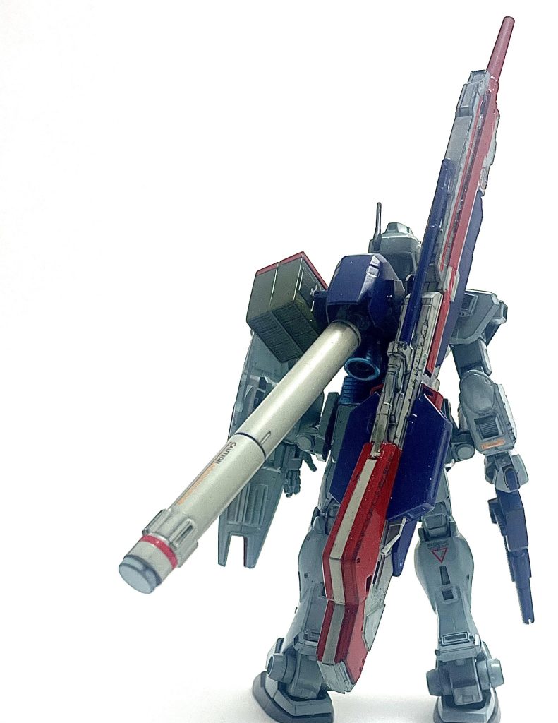  背部には試作バックバックスラスターを装備。プロペラントタンクを使用する事で長距離航行及び長時間の戦闘が可能である。 