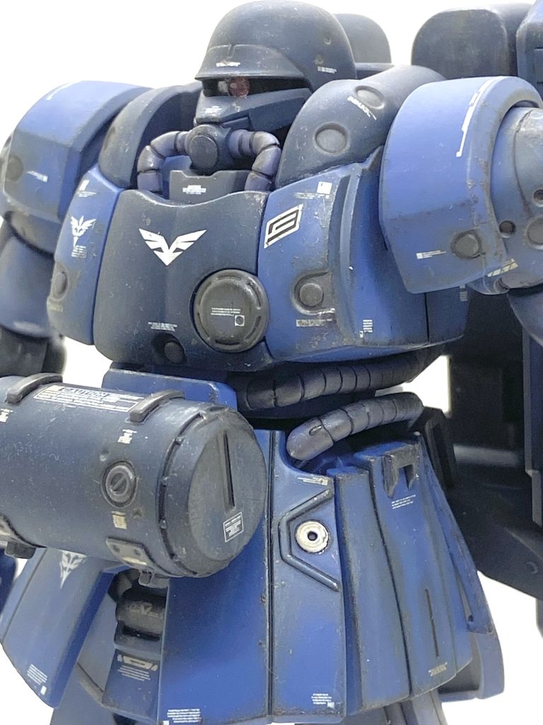 ゼー・ズールはトリントン基地襲撃に使われた機体で海から侵入したと思われます。実物の船とかの写真見ますと海水のせいで船体が塩を吹いて白っぽくなってました。なのでパステルのホワイトでランダムに塗り付け塩吹きを表現してみました。上から下へ・・・を意識して多く付け過ぎた所はメラニンスポンジで落としたら白化部分は殆どわからなくなりラッキーでした。更に最新のお気楽汚しの記事に濃い成型色に赤焼けやチタンのパステルと書いてあったので控えめですが付けています。