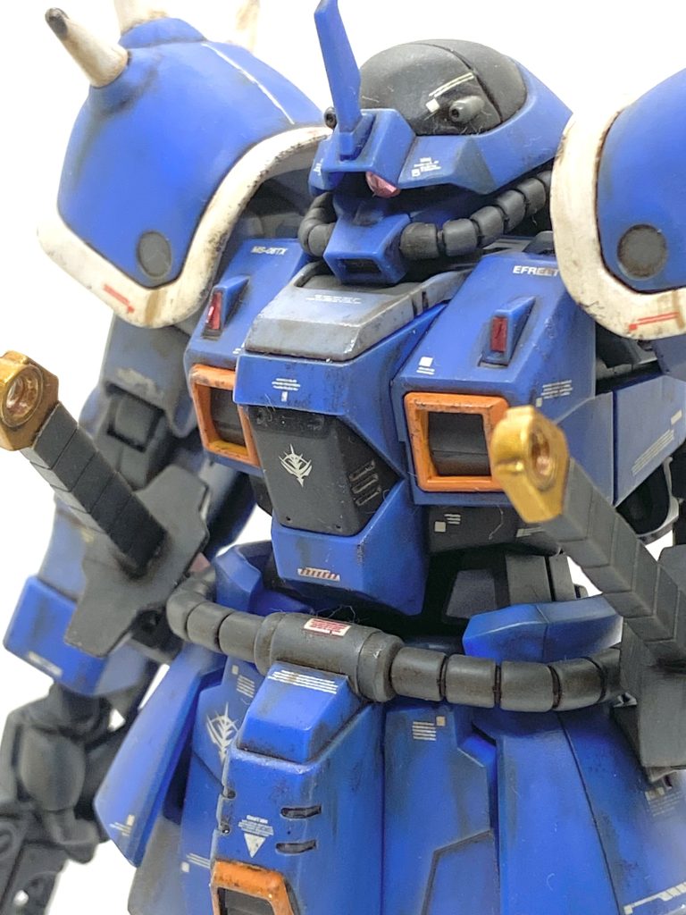 モノアイは定番のクリアー化で裏にラビーを貼っています。イフリートはツィマッド社製という資料を見た事があり、合わせ目を誤魔化すのもあったので肩に貼ってみました。イメージとしては最終決戦「死に行く者達への祈り」のピクシーとの一騎打ち寸前の感じで今回も汚しで重厚感を出せるようにしました。