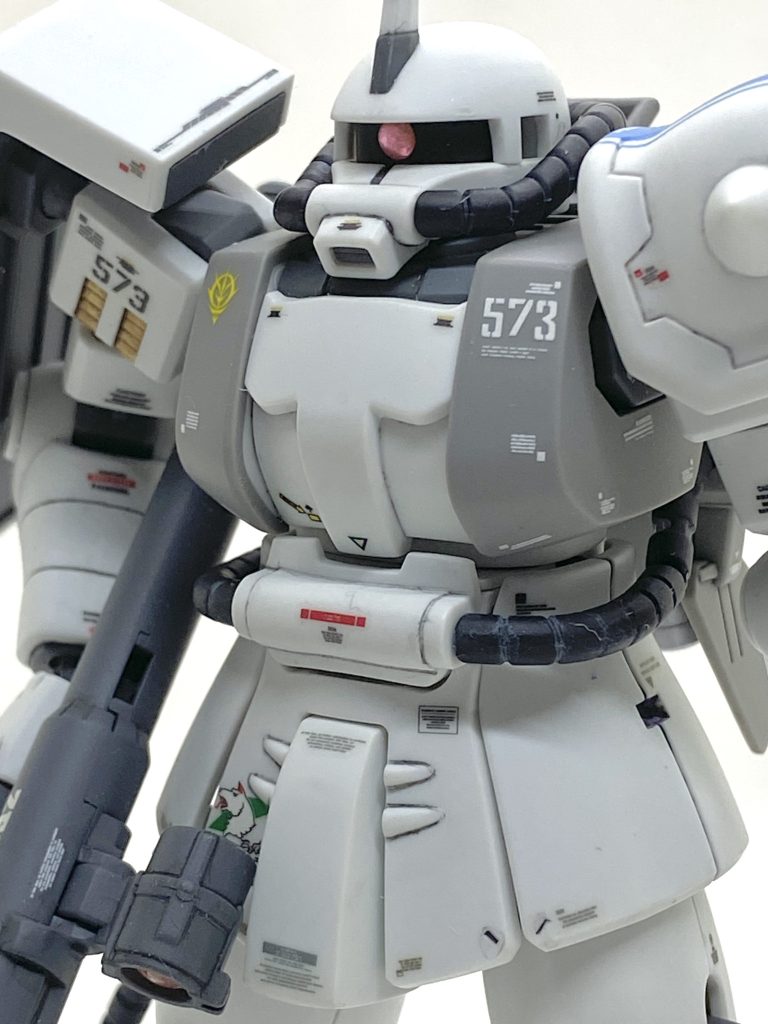 シン・マツナガ専用ザクを当時は1/144ではキット化されていなく、1/100は買ったのですが作りませんでした(逆に黒い三連星の高機動型ザクは1/144は出ましたが1/100は出ませんでした)。この機体を初めて作ったのは旧MGで一部配色が違う曰く付きの物で(ジョニーライデンのはそれ以上に配色が違い、まるで別物でした)残念な記憶があります。ですが新MGの方はほぼ設定通りの色分けで肩のラインもちゃんとデカールですから感動しました。RGも一般販売でも売れると思うのですが・・・何故かプレバン限定でMSVはやはりジョニーの方が優先な気がします(汗)。