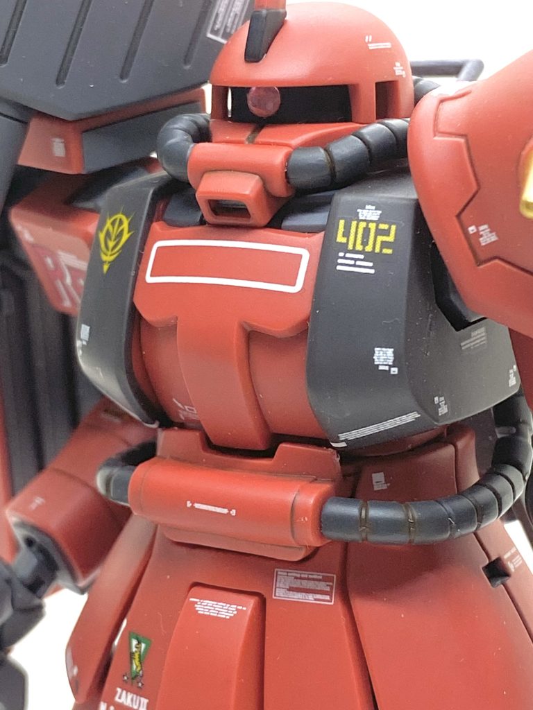 ジョニー・ライデン専用ザクといえばジャイアントバズーカなのでですがモナカ割りで合わせ目を消しても大きいので白化している個所もあり全塗装しました。