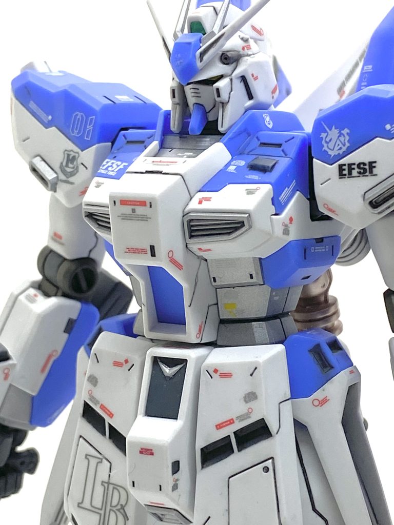 Hi-νガンダムは一昔前までは知る人ぞ知る機体でした・・・角川版の逆襲のシャアの小説の挿絵が一番最初の元ネタで確かそれをHJが作例で再現し、立体化はガレージキットと旧MGνガンダムの改造パーツぐらいでナイチンゲール共々羨望の眼差しで見ていた物です。その状況を一変したのがデザインした出渕裕が再デザインを公式設定にしたMGでのキット化でこれには大変驚きましたが・・・自分はキット化しただけで大変嬉しかったのですが体型は従来より細身になったせいか評判が良くなく「難しいな」と当時は思いました。自分が作ったHGUC版はこの細身のデザインに近いですがその後に出ましたMG Ver.Ka版やRG版は公式設定化前のデザインを元にリファインされてますから体型は太いのですがキットの出来はどちらも凄まじい出来なので大変評価が高く、自分も作ってはいないのですがそれには納得しています。ただMG Ver.Ka版やRG版はイベントで作る人は沢山いるでしょうから差別化を図るために敢えて自分はHGUC版にしました・・・本当は作らないと勿体ないだけなんですが(笑)。