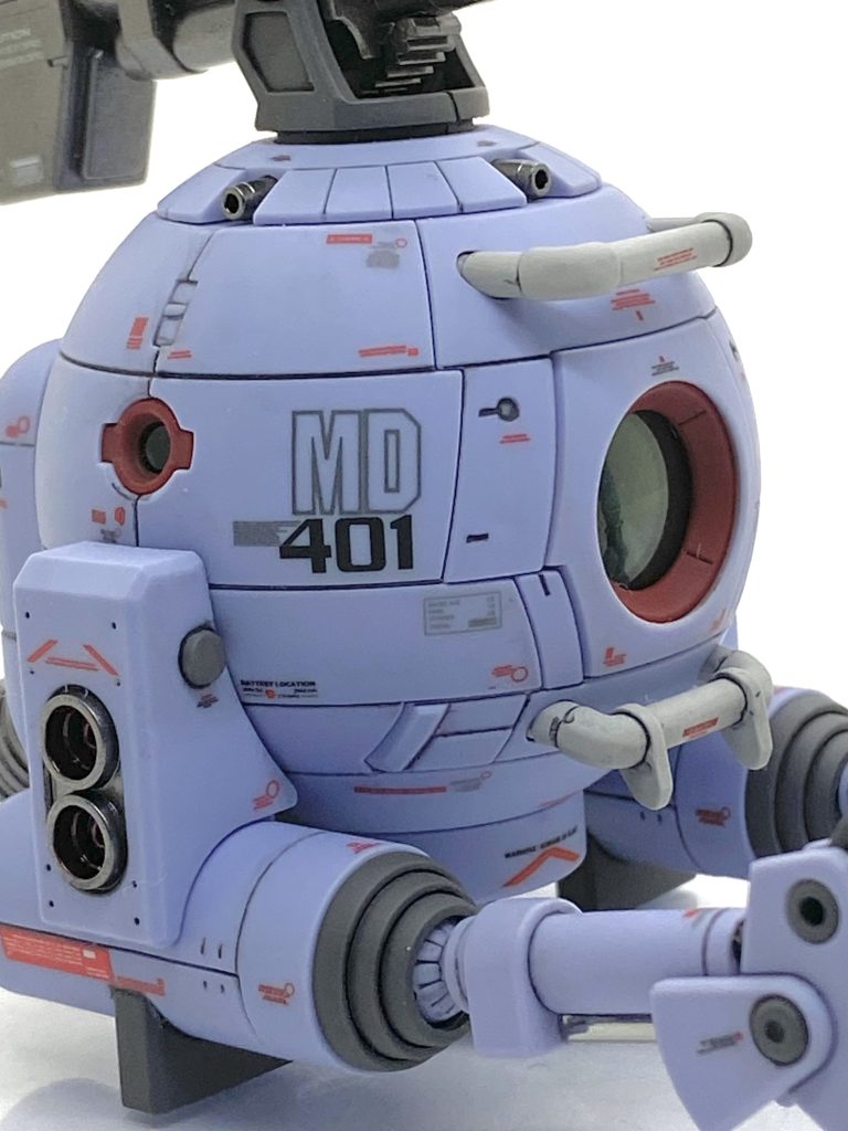 今回は一週間で完成させたかったので表面処理、塗装、墨入れ、デカール貼り、クリアー吹き、最後の仕上げとどの工程も1日で終わらず事を目標に作っていきます。表面処理はパーツ数が少ないので無理なく終わりましたが、塗装は脇のバーニアが一体成形なので直線部は普通のを曲線部は丸型のマスキングテープを半分に切って合わせています。アーム部分は塗り分けたかったのでグレーを筆塗りしたからやはり2日ほど掛かってしまいました。