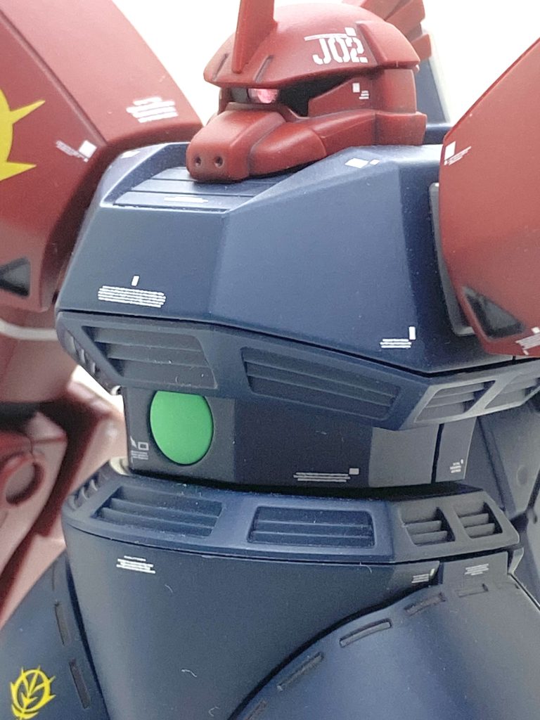 HGUCのゲルググ系は成型色が良いのが多いのですがリゲルグはその中でも一番良いと思う位にワインレッドとダークブルーは完璧に近い成型色と感じました。素材が良いとディテールを引き立たせる部分塗装さえすれば相当良くなるのでウイングバインダーや腕部のグレネードランチャー等は塗り分けております。専用のビームライフルもメタリックで塗り分けて理想の物になりました。