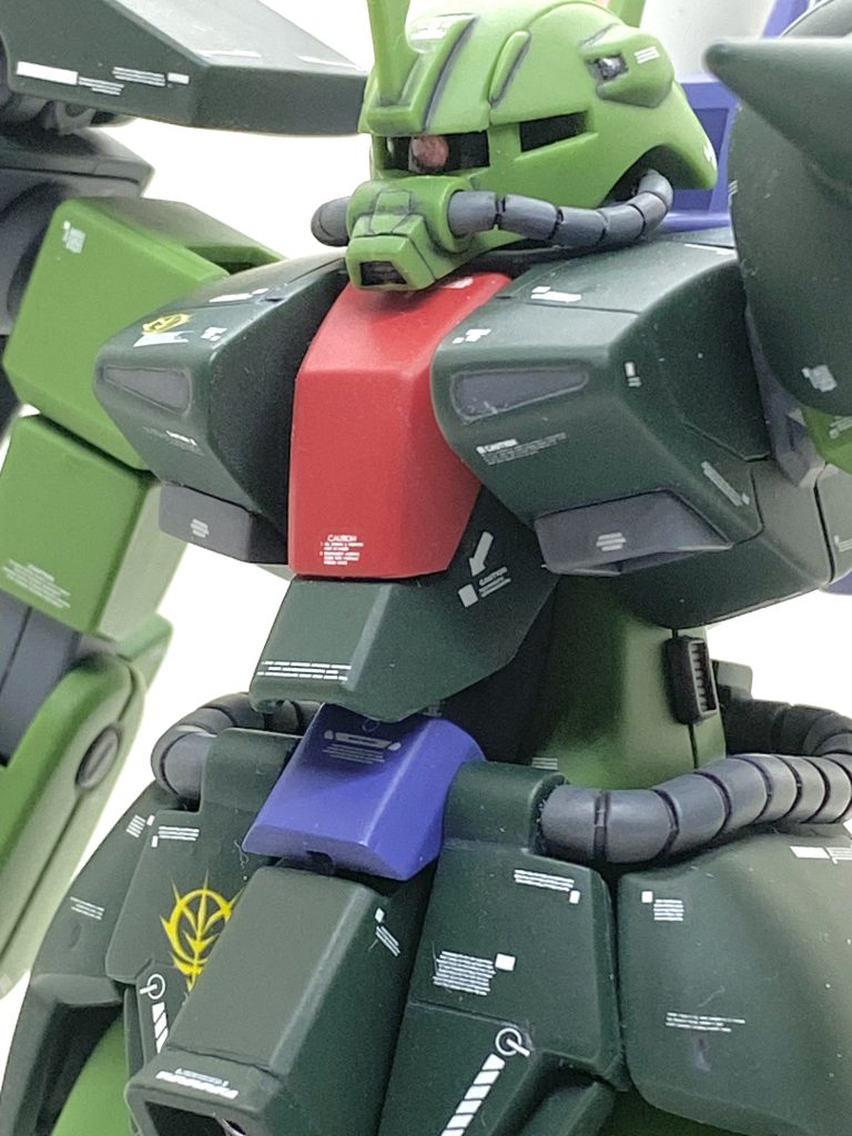 当初は腕と股関節の位置を変える、細いウエストの幅マシ、脚の付ける位置の修正は覚悟していたのですが・・・仮組みして思いましたのはプロポーションは思った程に悪くなく、弄りましたのは太腿のボールジョイント取り付け部を削って腿が広げられるようにしましたのと首を1.5mm程に延長して顔がうつむける様にしただけです。ただディテールは20年以上前のキットというだけあり、関節はプラの箱ですし、手の造形は大き過ぎの上に甘く、モールドは甘い所だらけでしたのでその辺りを重点的に改修する事にしました。