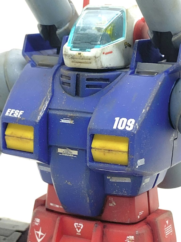 自分が成型色仕上げでガンプラを作るきっかけになりましたのはガンプラ好房様というブログがきっかけでした。ガンダムマーカーで多少の部分塗装以外は素組みなのですが・・・とてもカッコ良い作品が多く、特にデカールやマーキンギシールが貼ってある物は唸る物があり「素組みでデカール貼ってもいいんだ」と思う様になり、似た様な物を作る様になりました。特にガンプラ好房様のガンタンクは素組みにシールだけの物とは思えない程にカッコ良くて、ガンタンクに109のナンバーデカールを入れたのはガンプラ好房様のオマージュです。ただ、パイロットは人の形をしているだけでパイロットスーツの塗り分けは大変苦労しました。