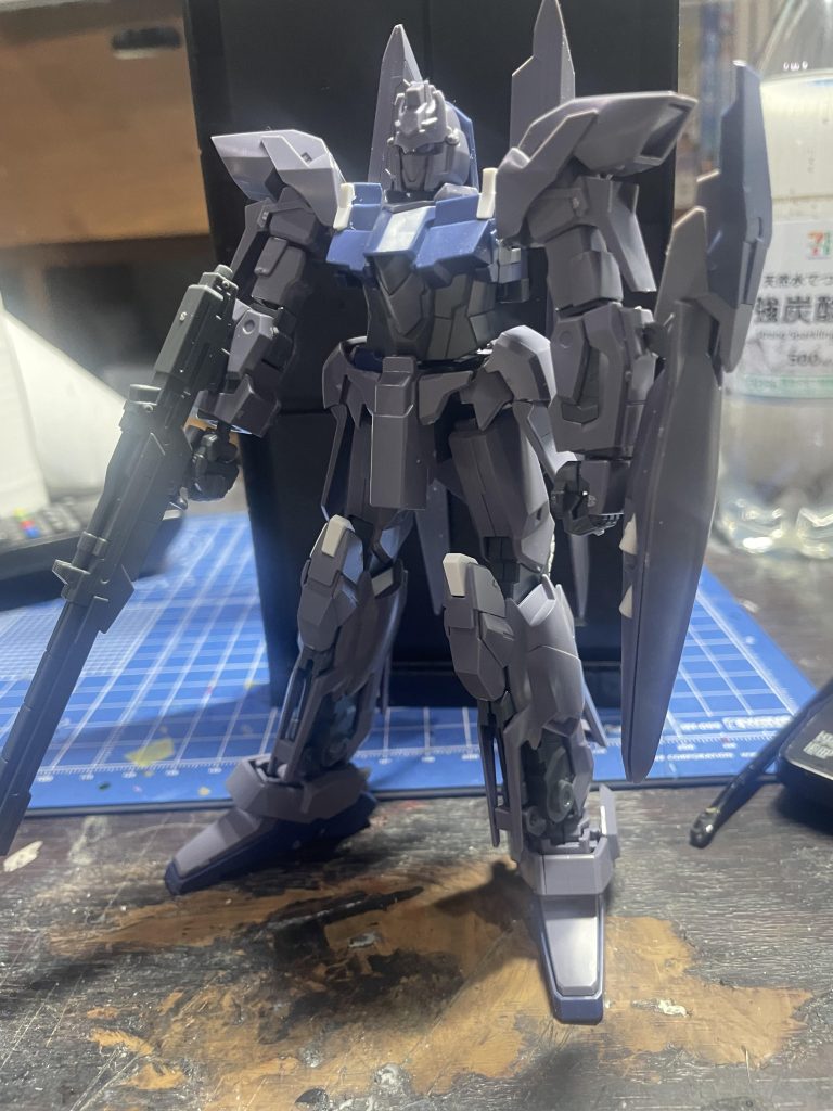 普通に組み立てて、塗装するつもりが、いつのまにかZガンダムの胴体や盾をくっ付けてミキシングしてしまいました。笑