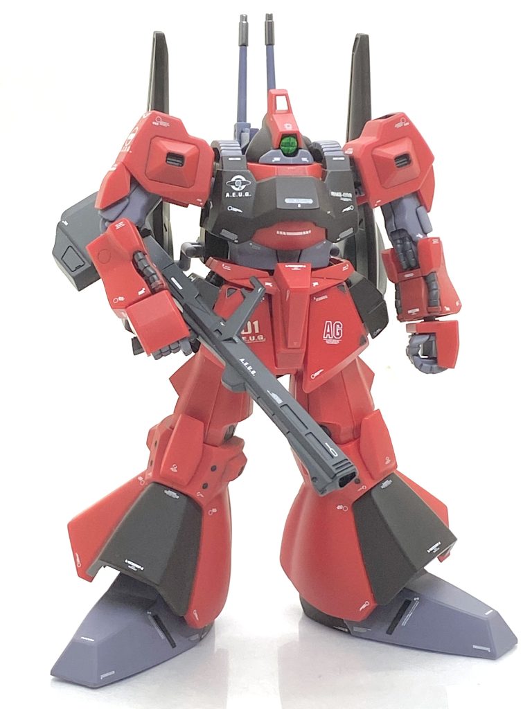 クレイ・バズーカを持たせてみて。腕の可動は旧HGUCとそんなに変わらない感じがしましたが、脚は股関節に新しい軸があり膝が二重関節なったおかげで素立ちもポージングもかなり決まる様になったと思います。デカールはMGのガンダムMK‐ⅡやZガンダムの余りが結構あり、その辺りも使ってます。古いので少し退色してるのですが・・・スムースクリアーを吹けばかなりわからなくなるので今でも全然使えます。基本的には前に作った青リック・ディアスやシュツルム・ディアスを参考にはしてますが・・・もう在庫の無いデカールもあるのでその辺りは臨機応変に貼りました。機体番号の01は勿論クワトロ機のイメージで良く仕上がったと思いました。